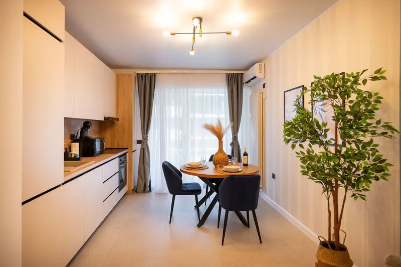 RavSea Luxury Apartment in Odyssey SpaPool-parking – 14