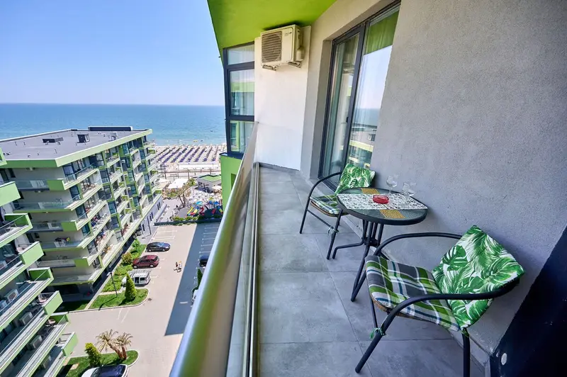 Top Floor Sea View Apartment Spa n Pools, Alezzi Beach Resort