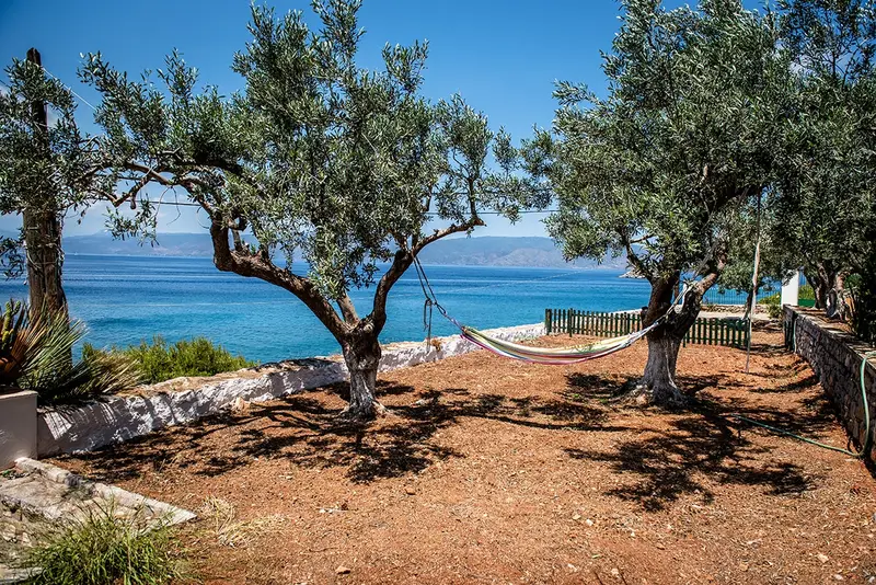 Aqua Vista Ύδρα - Παραθαλάσσιο Σπίτι με Κήπο στη Σκιά των Πεύκων στις Πλάκες, Plakes