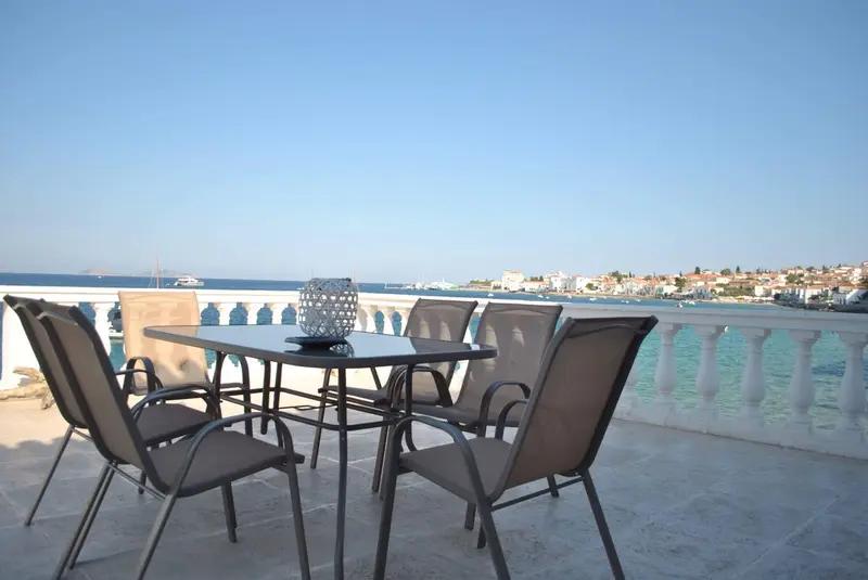 Aqua Vista Σπέτσες - Παραδοσιακό Σπίτι δίπλα στην Παραλία με Ιδιωτική Βεράντα – 4