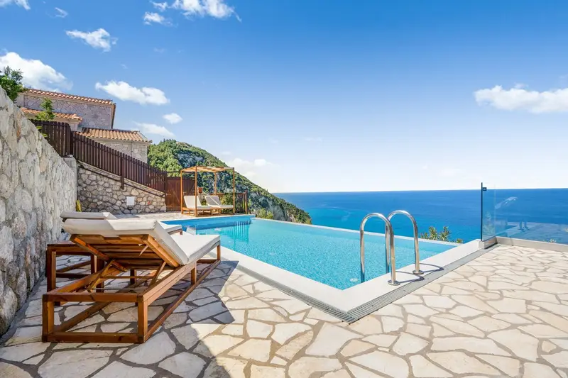 Aqua Vista Λευκάδα - Πέτρινη Βίλα με Ιδιωτική Πισίνα στην Παραλία Μύλος, Agios Nikitas
