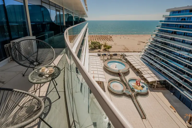 White Titanic Blue sea view Studio parking – 18