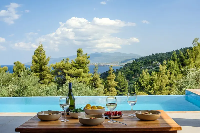 Aqua Vista Σιθωνία - Πέτρινη Βίλα με Πισίνα Infinity Κοντά στην Παραλία Μαυρολίθαρο, Agios Nikolaos